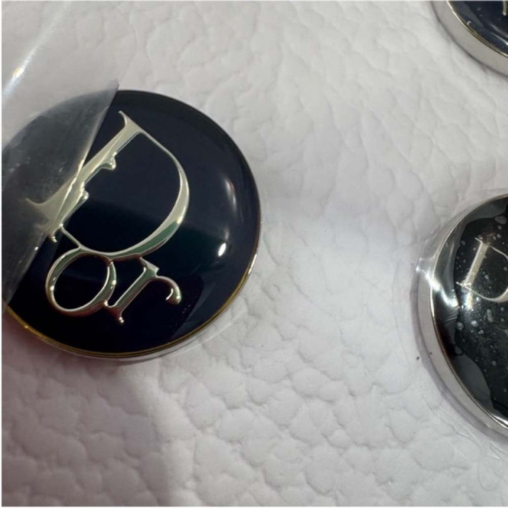 Dior beauty gift pin set - Picture 3 of 7
